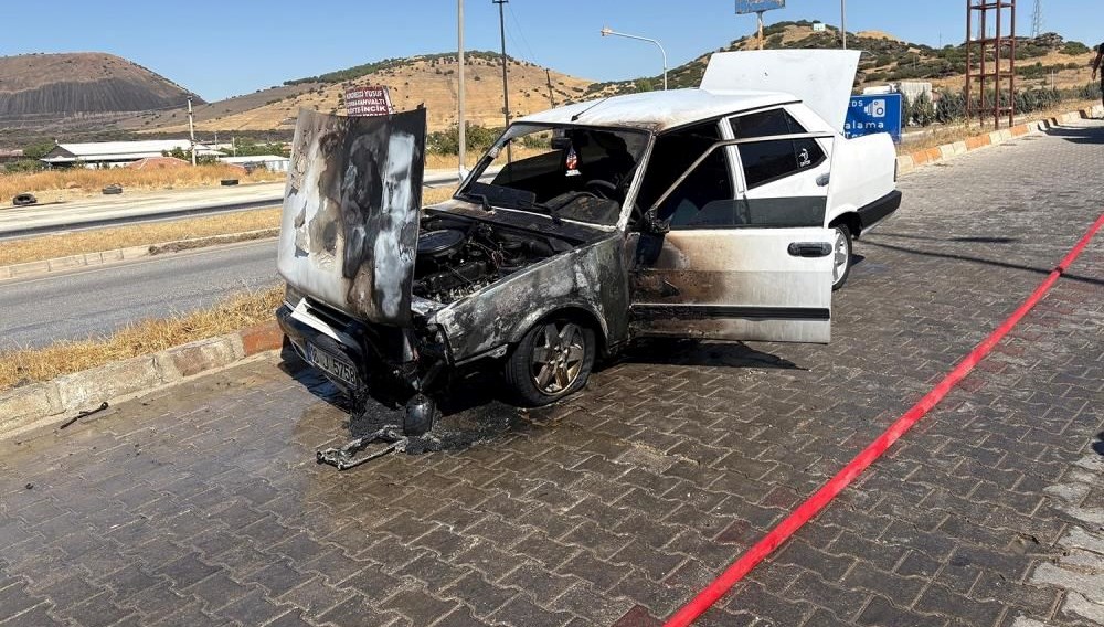 Manisa’da seyir halindeki araba yandı