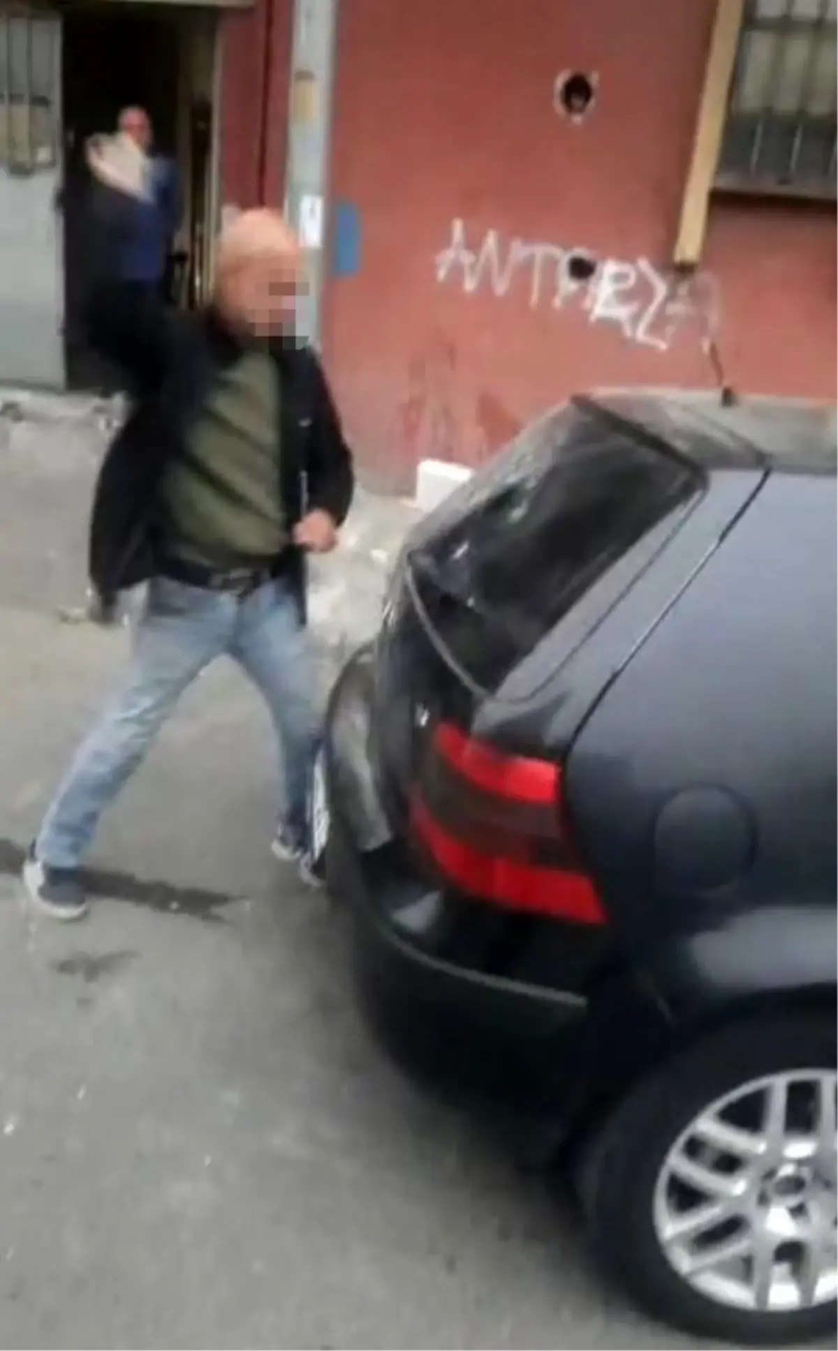 Alkollü Adam Aracın Camını Kırdı