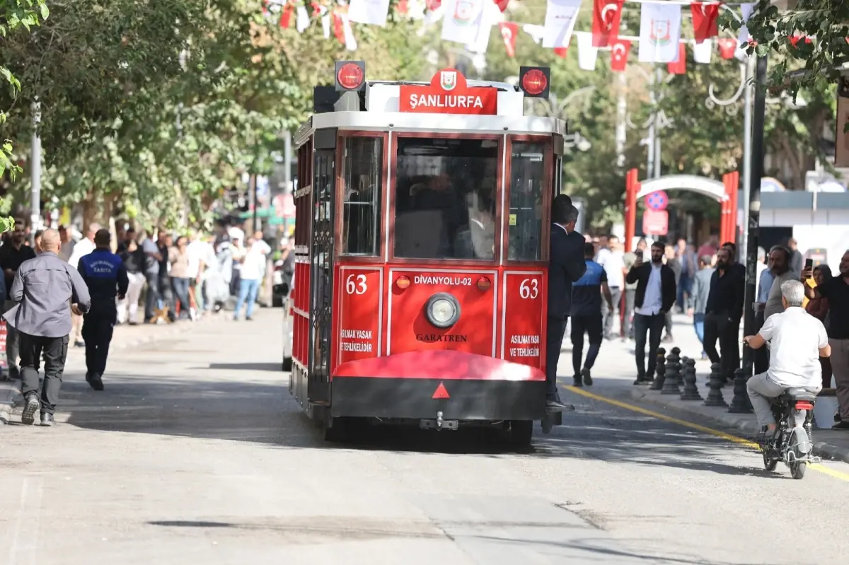 Divanyolu trafiğe kapatıldı, nostaljik tramvay hizmete girdi