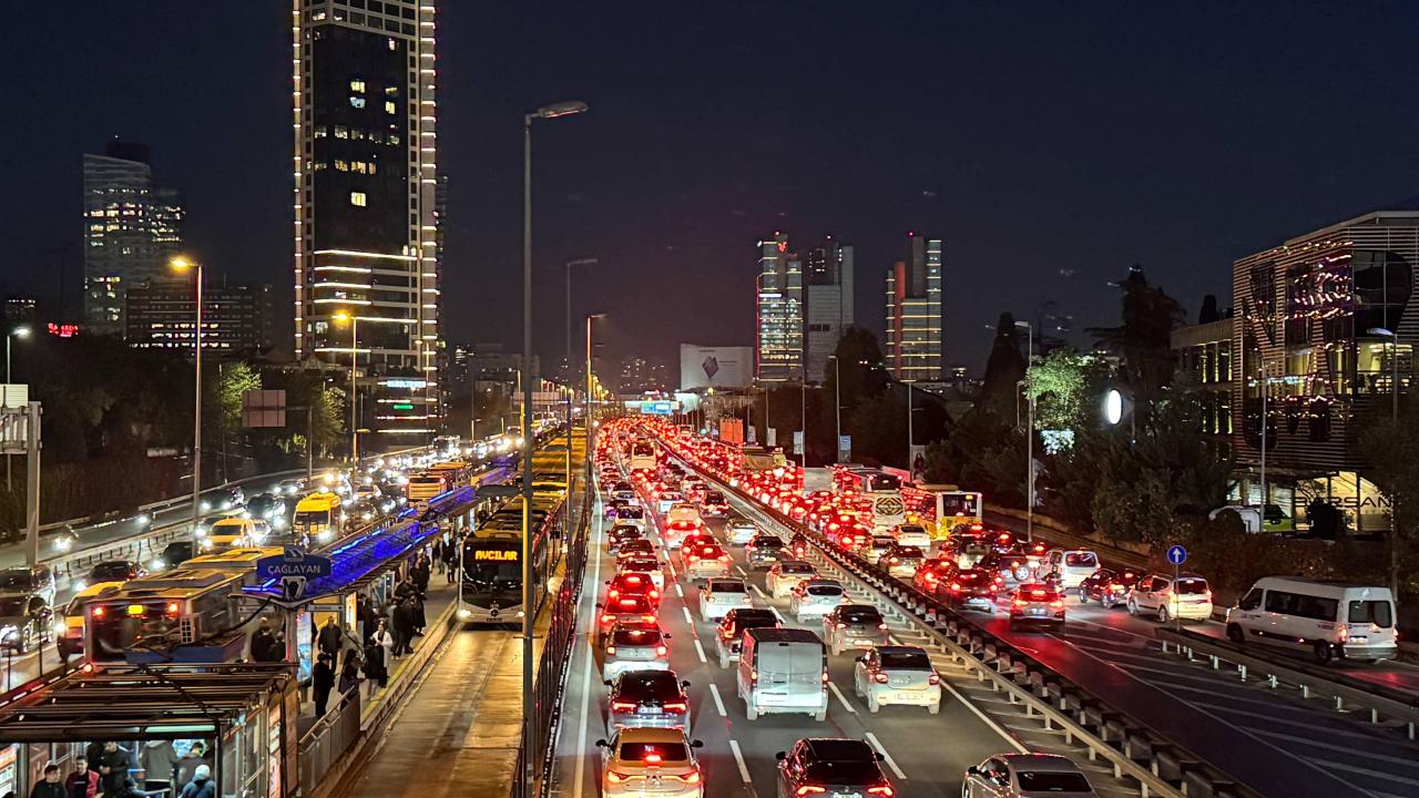 istanbulda aksam manzarasi yogunluk yuzde 83e cikti XGK63P21.jpg