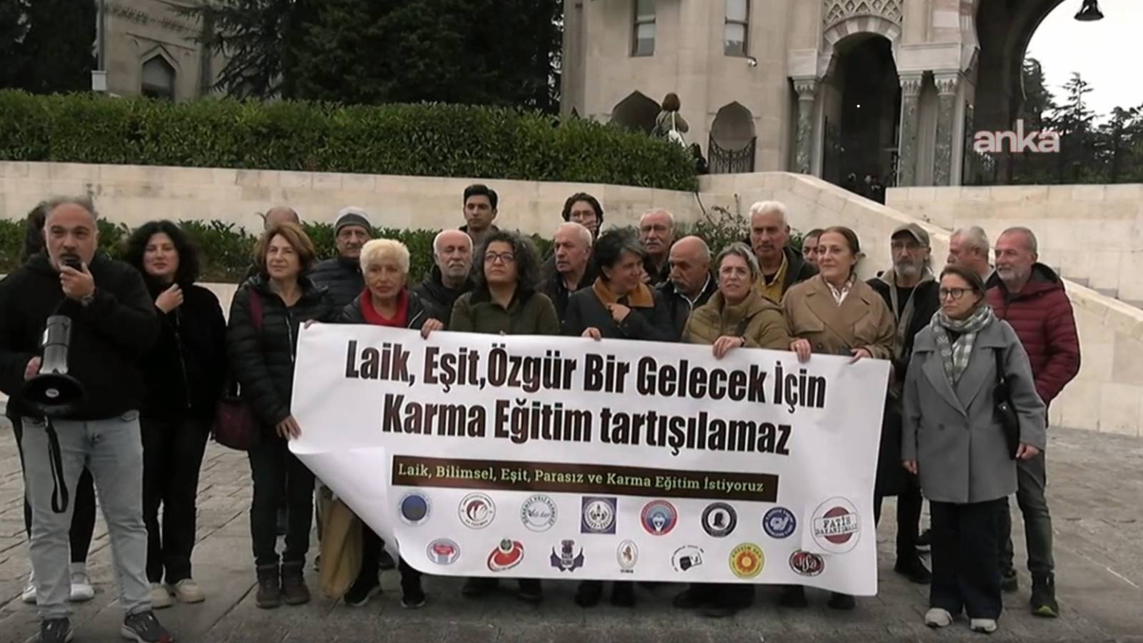 İstanbul’da “Dünya Kız Çocukları Günü” eylemi: Kamusal eğitim hakkı mücadelemizden vazgeçmeyeceğiz. Karma eğitimi tartıştırmayacağız