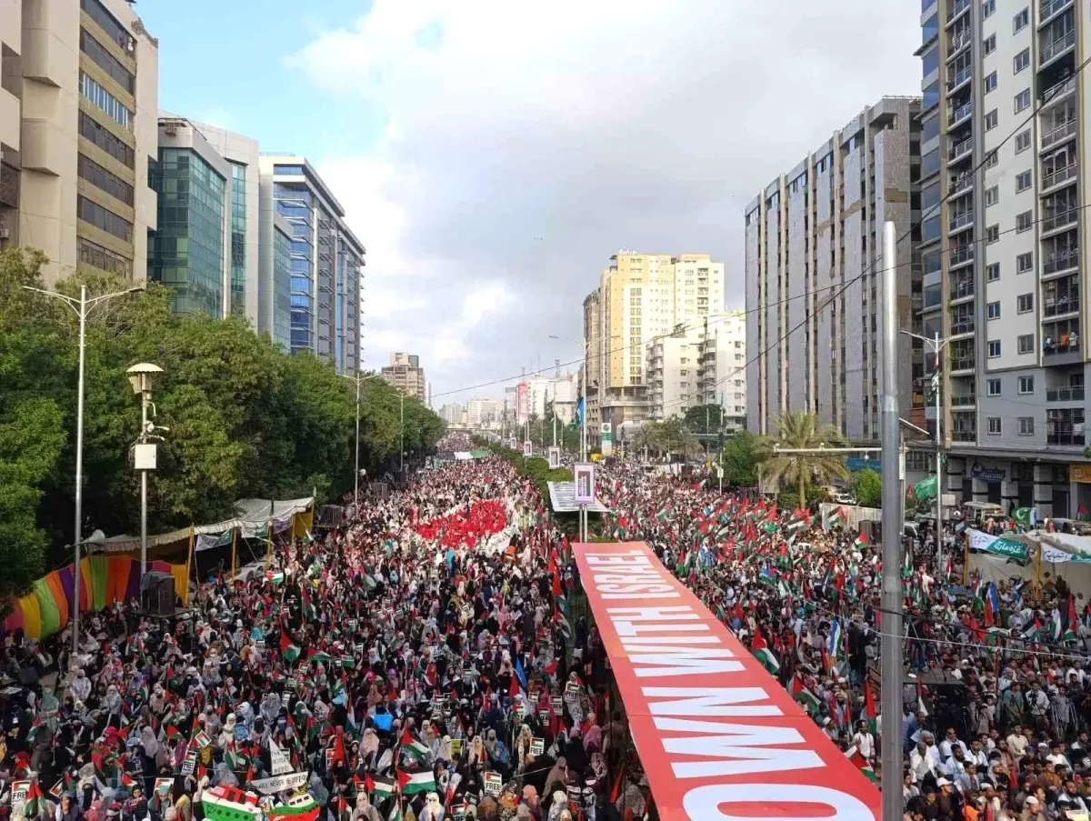 Pakistan’da Gazze İçin Büyük Destek Gösterisi