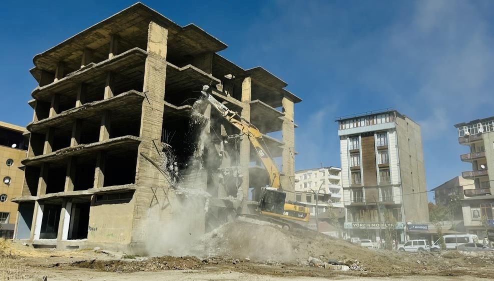 Yüksekova’da inşaat halindeki bina yıkıldı